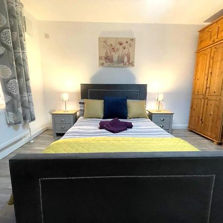 Deluxe 1-Bedroom Serviced Apartment Sleeps 4 For Short Or Long Stay Gillingham  Kültér fotó