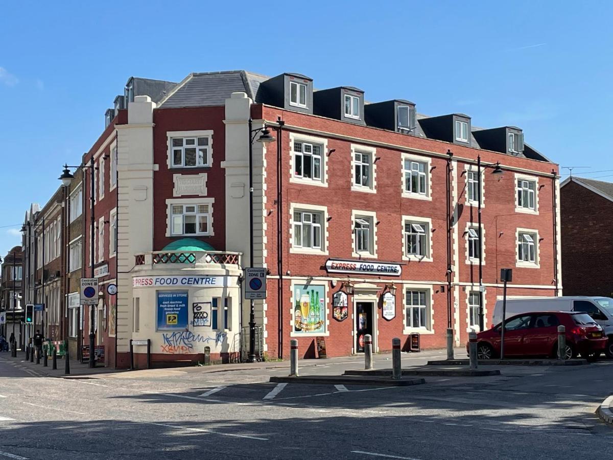 Deluxe 1-Bedroom Serviced Apartment Sleeps 4 For Short Or Long Stay Gillingham  Kültér fotó