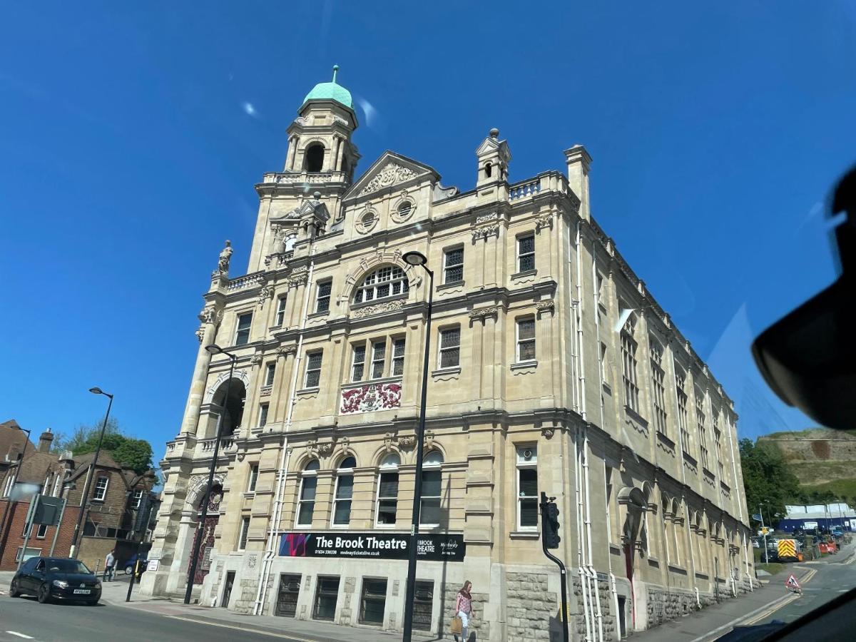 Deluxe 1-Bedroom Serviced Apartment Sleeps 4 For Short Or Long Stay Gillingham  Kültér fotó