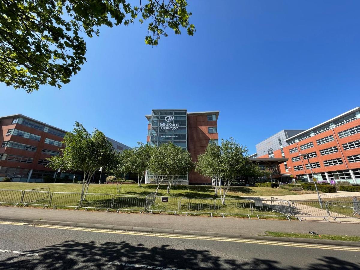 Deluxe 1-Bedroom Serviced Apartment Sleeps 4 For Short Or Long Stay Gillingham  Kültér fotó