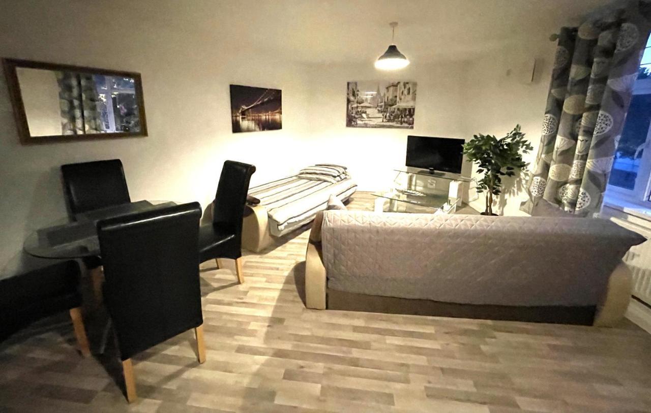 Deluxe 1-Bedroom Serviced Apartment Sleeps 4 For Short Or Long Stay Gillingham  Kültér fotó