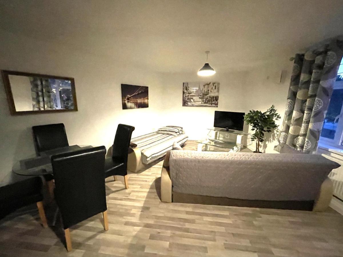 Deluxe 1-Bedroom Serviced Apartment Sleeps 4 For Short Or Long Stay Gillingham  Kültér fotó