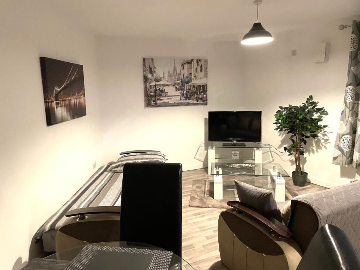Deluxe 1-Bedroom Serviced Apartment Sleeps 4 For Short Or Long Stay Gillingham  Kültér fotó