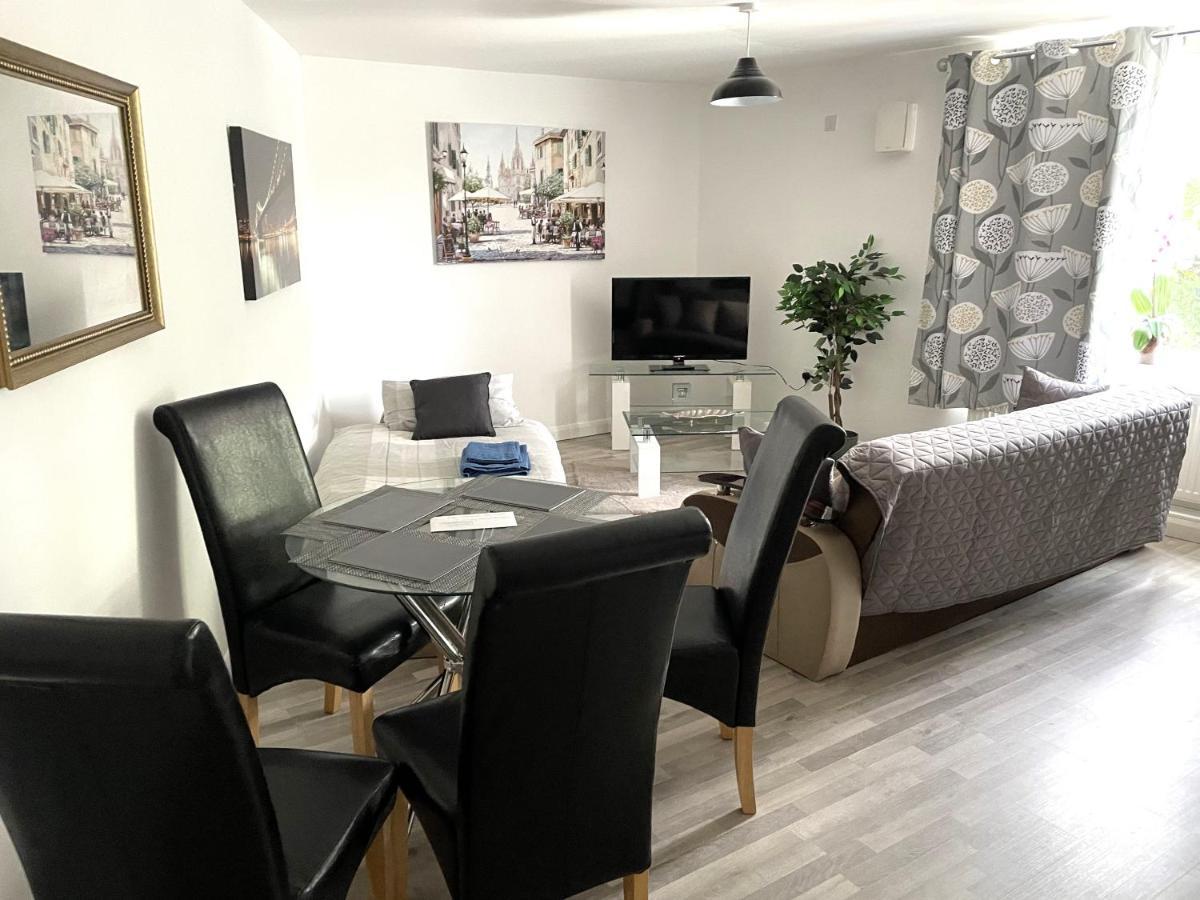 Deluxe 1-Bedroom Serviced Apartment Sleeps 4 For Short Or Long Stay Gillingham  Kültér fotó