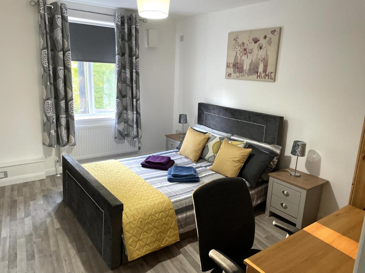 Deluxe 1-Bedroom Serviced Apartment Sleeps 4 For Short Or Long Stay Gillingham  Kültér fotó