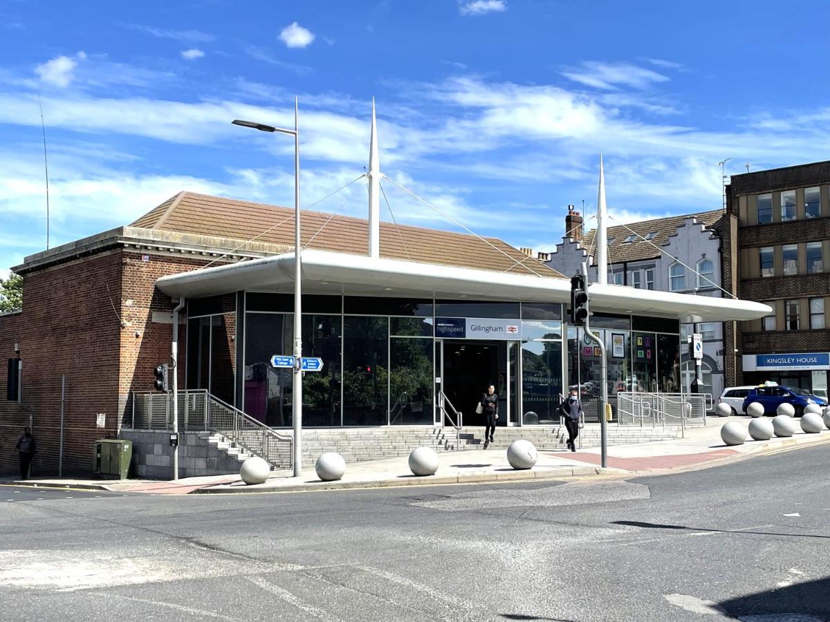 Deluxe 1-Bedroom Serviced Apartment Sleeps 4 For Short Or Long Stay Gillingham  Kültér fotó