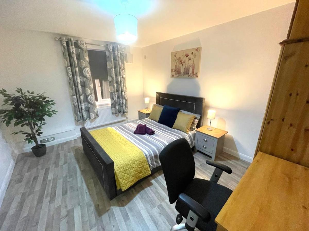 Deluxe 1-Bedroom Serviced Apartment Sleeps 4 For Short Or Long Stay Gillingham  Kültér fotó