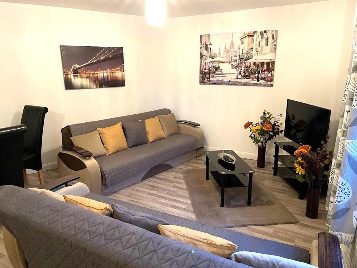 Deluxe 1-Bedroom Serviced Apartment Sleeps 4 For Short Or Long Stay Gillingham  Kültér fotó
