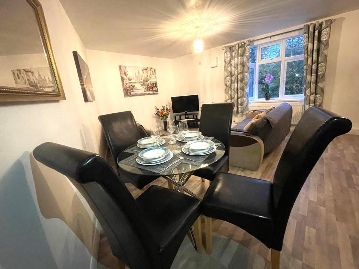 Deluxe 1-Bedroom Serviced Apartment Sleeps 4 For Short Or Long Stay Gillingham  Kültér fotó