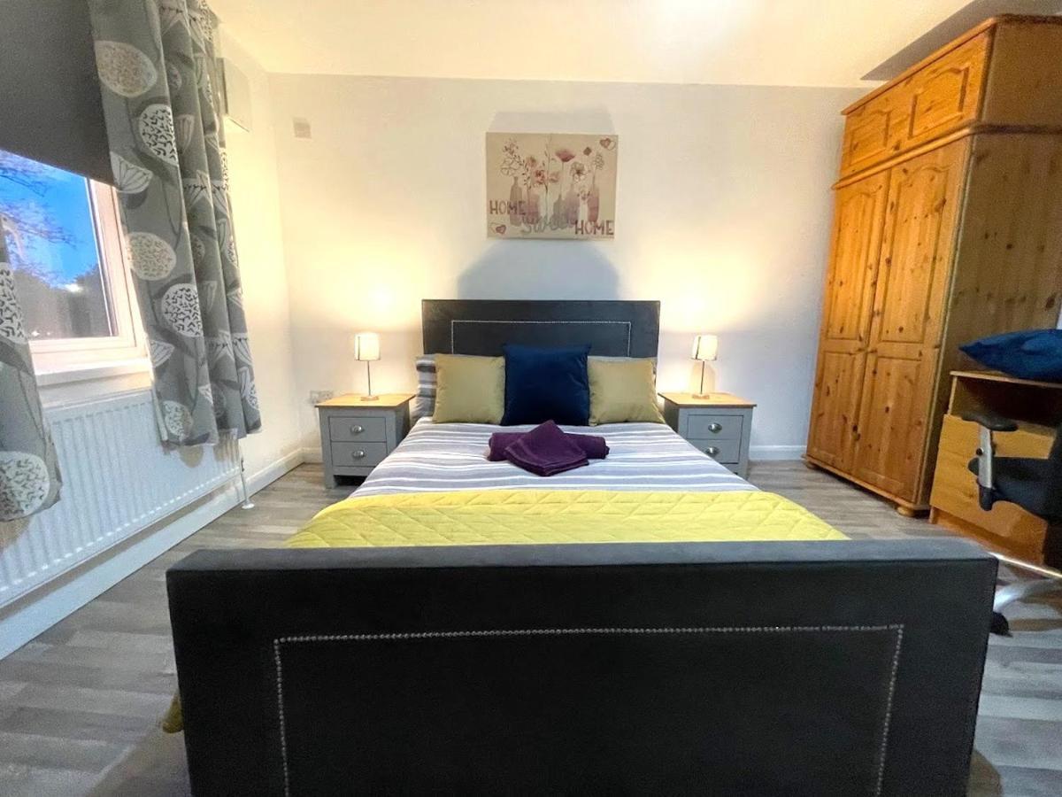 Deluxe 1-Bedroom Serviced Apartment Sleeps 4 For Short Or Long Stay Gillingham  Kültér fotó