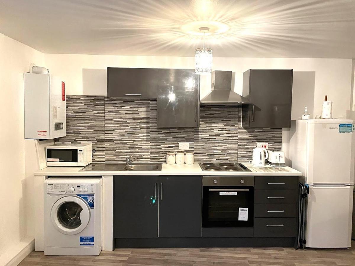 Deluxe 1-Bedroom Serviced Apartment Sleeps 4 For Short Or Long Stay Gillingham  Kültér fotó