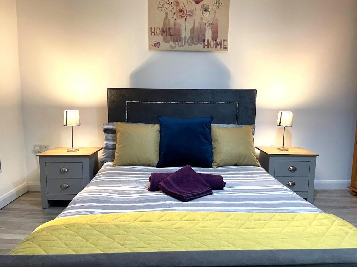 Deluxe 1-Bedroom Serviced Apartment Sleeps 4 For Short Or Long Stay Gillingham  Kültér fotó