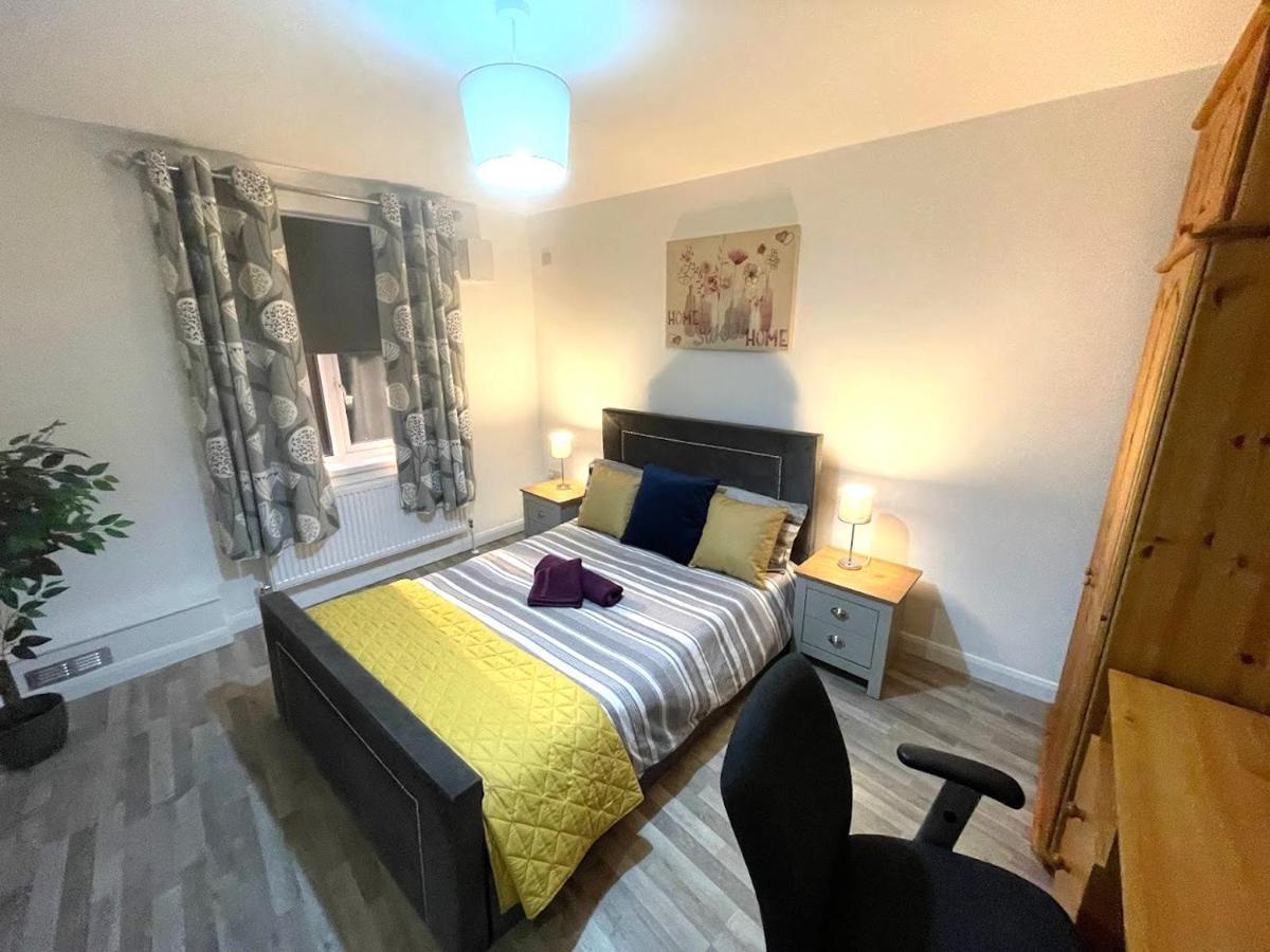 Deluxe 1-Bedroom Serviced Apartment Sleeps 4 For Short Or Long Stay Gillingham  Kültér fotó