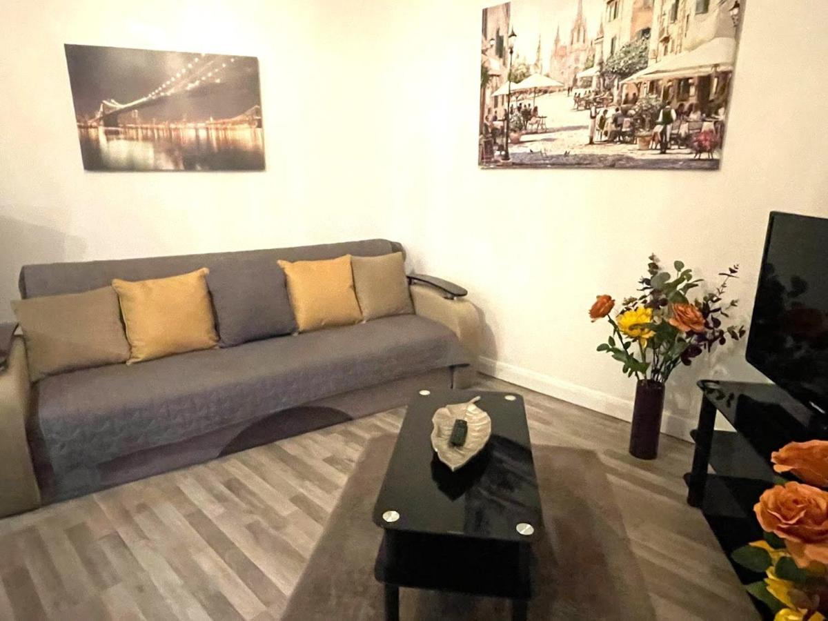 Deluxe 1-Bedroom Serviced Apartment Sleeps 4 For Short Or Long Stay Gillingham  Kültér fotó