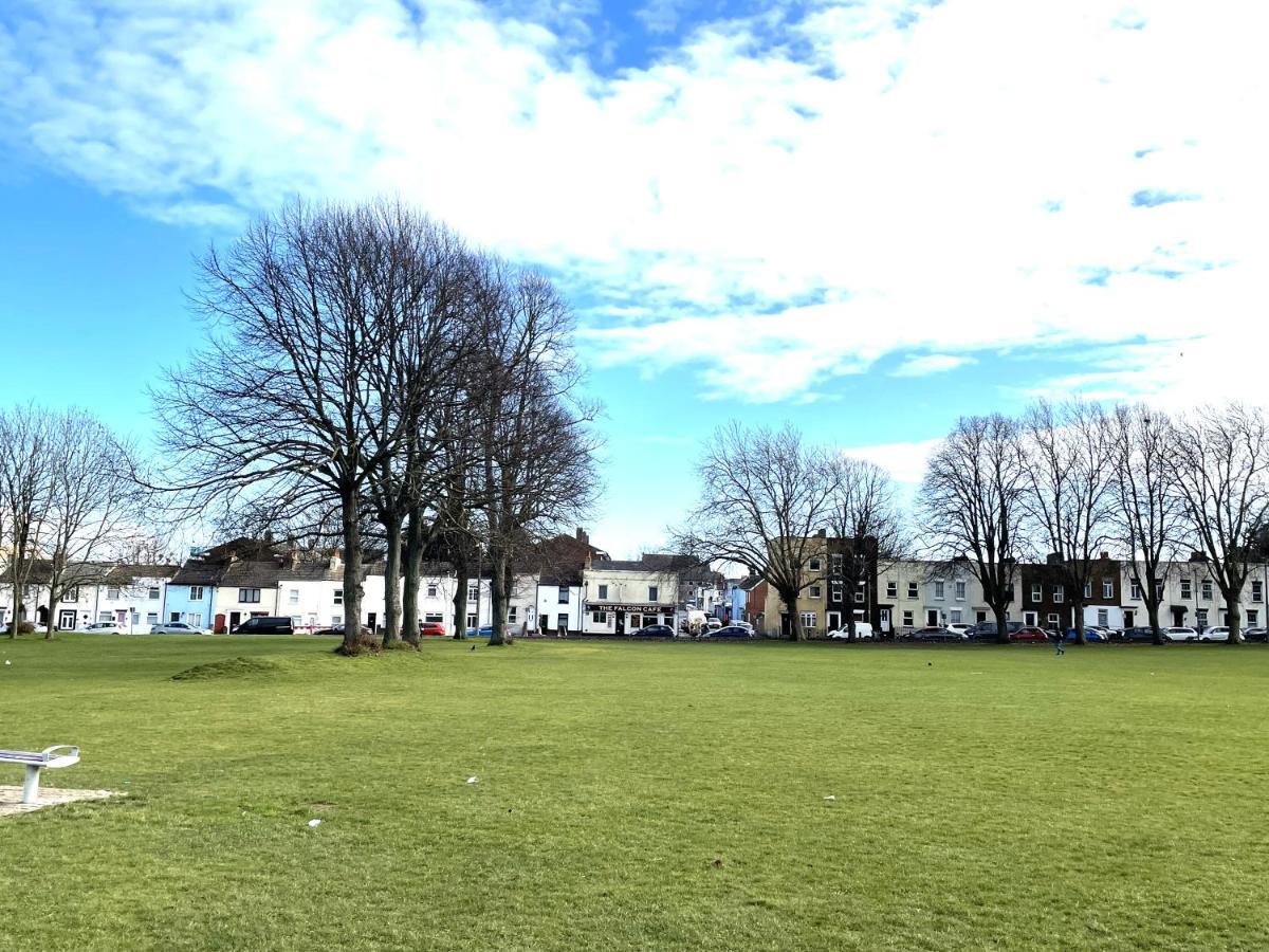 Deluxe 1-Bedroom Serviced Apartment Sleeps 4 For Short Or Long Stay Gillingham  Kültér fotó