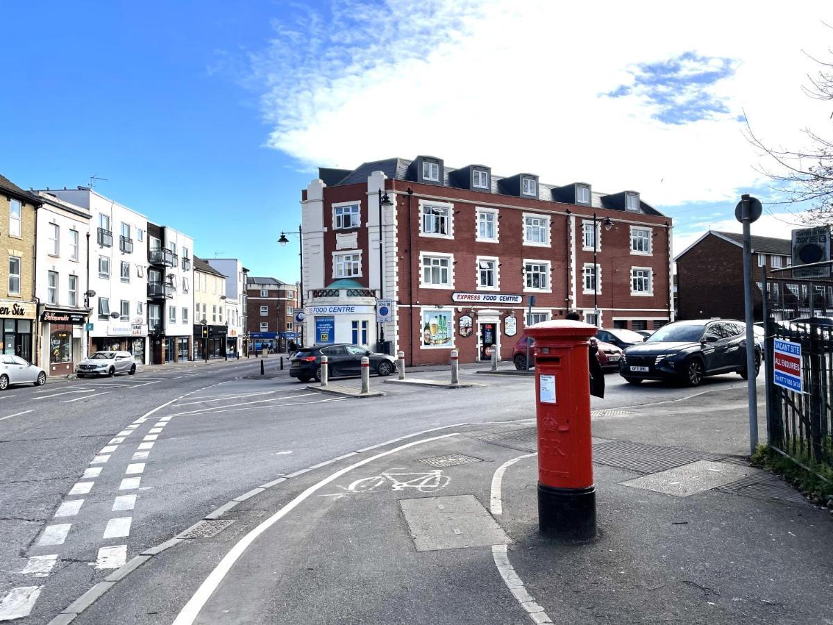 Deluxe 1-Bedroom Serviced Apartment Sleeps 4 For Short Or Long Stay Gillingham  Kültér fotó